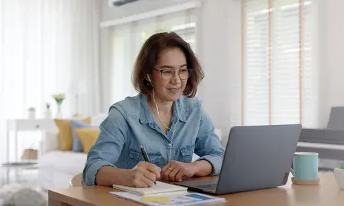 跨学科研究 Student Working on 首页work